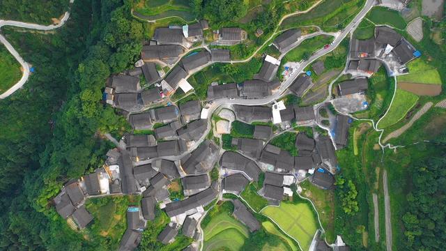 湖南省湘西州花垣县十八洞村山路弯弯