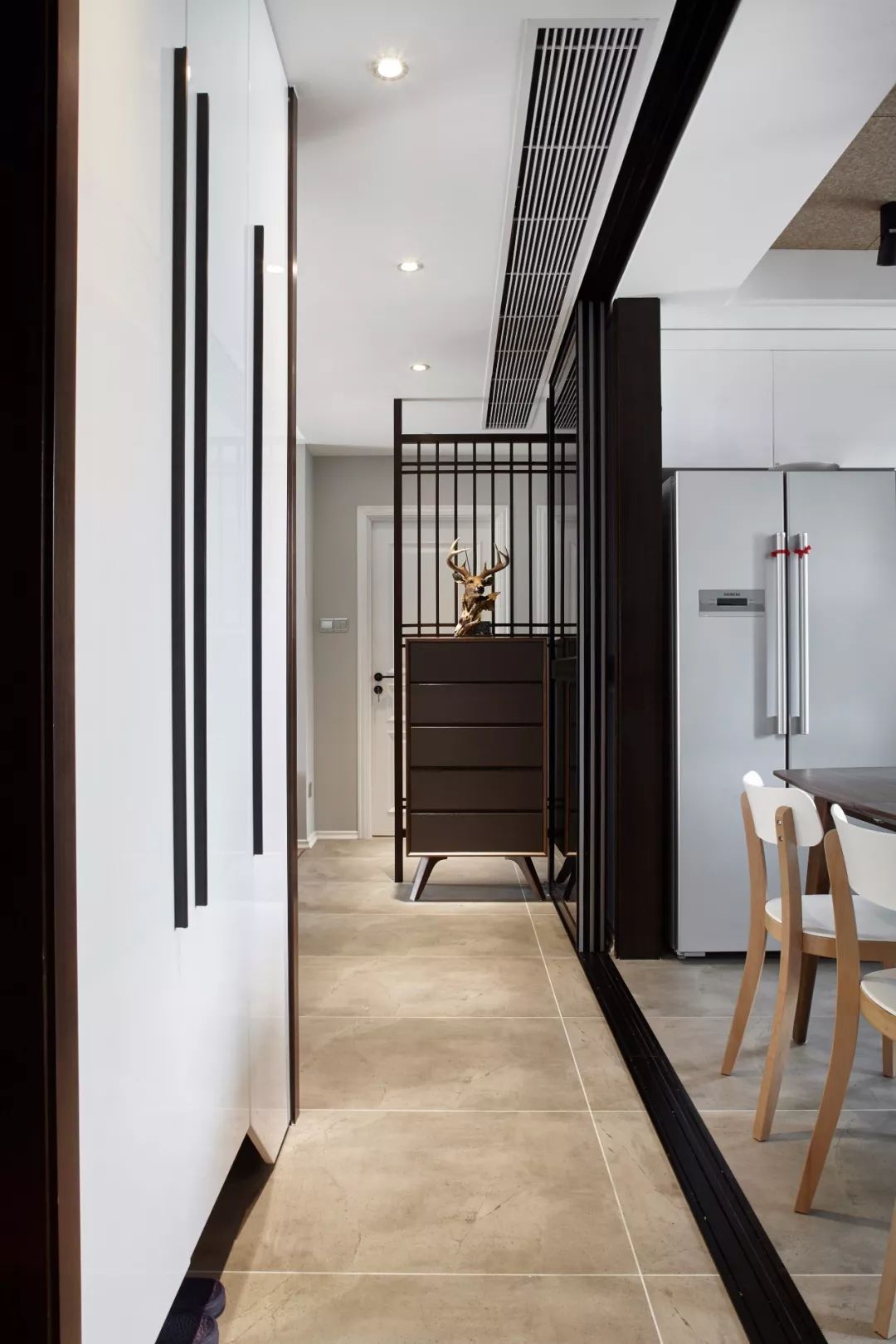 入户玄关设计隔断玻璃 b186b510854b402b938345ce929d1821.jpeg