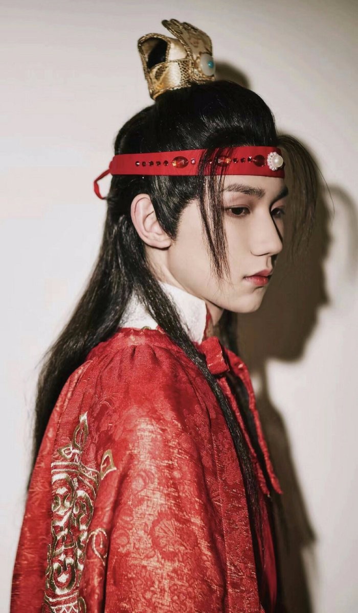琪官将这条汗巾子赠与宝玉的时候说"昨儿北静王才给我的,今儿才上身"