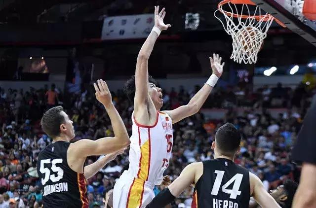 砍12+14有6个前场板,男篮最接近NBA的是他,非小丁周琦 龙8国际long8cc