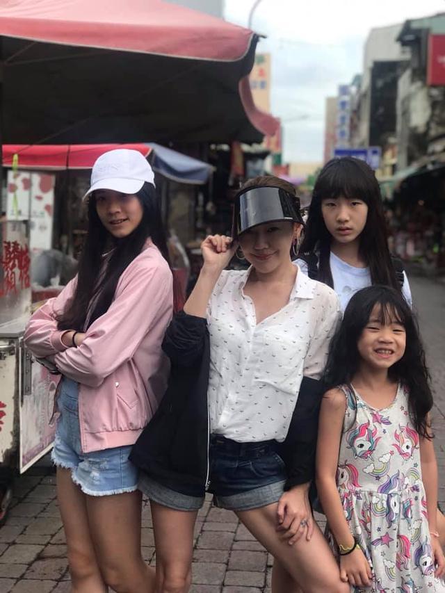 小S晒旅游照，跟女儿凹造型比腿长？输了身高赢了腿细！