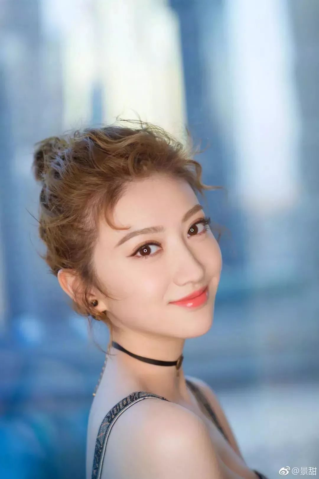 如何扎丸子头显得额头更小 f0cc02fc0bba417a8be0000f98d8686c.jpeg