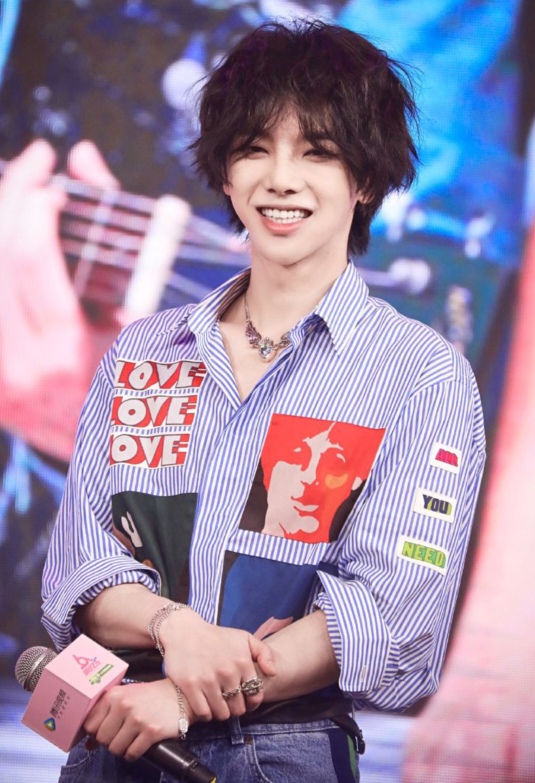 极限挑战综艺张艺兴和女嘉宾 f2503f00717d4120a3dd7dc8f0408cb5.png