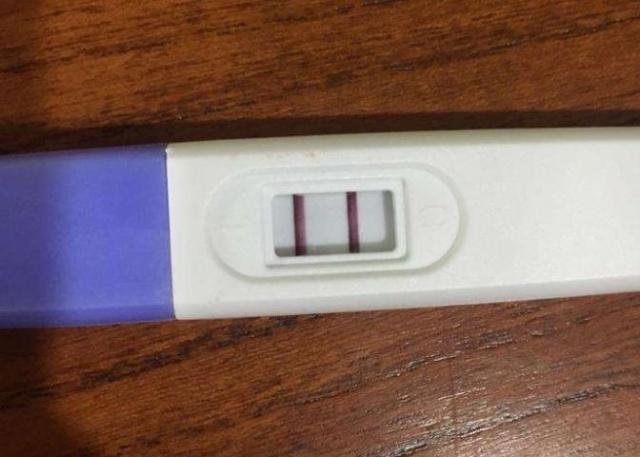 正在备孕的女人,希望看到验孕棒上显示两条红杠,而不想怀孕的人,最怕