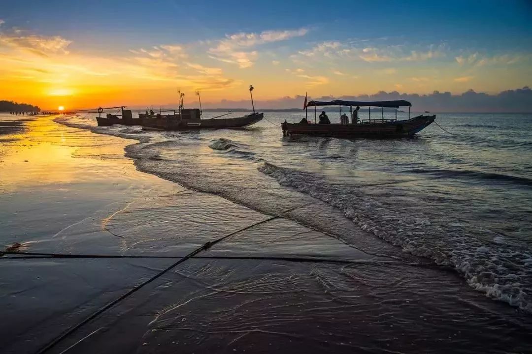旅游 正文 万尾金滩,是个集细沙,浪平,坡缓,水暖于一身的10公里海滩.