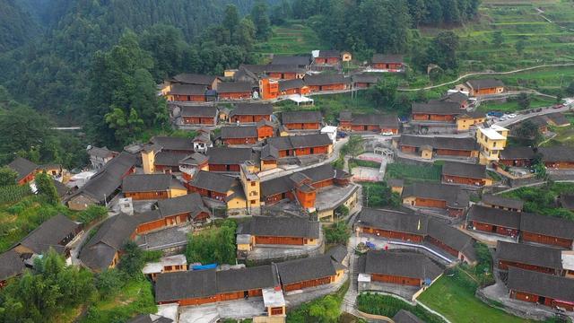 十八洞村自然景观优美，有莲台山林场、黄马崖、乌龙一线天、背儿山、擎天柱、十八溶洞群等景点