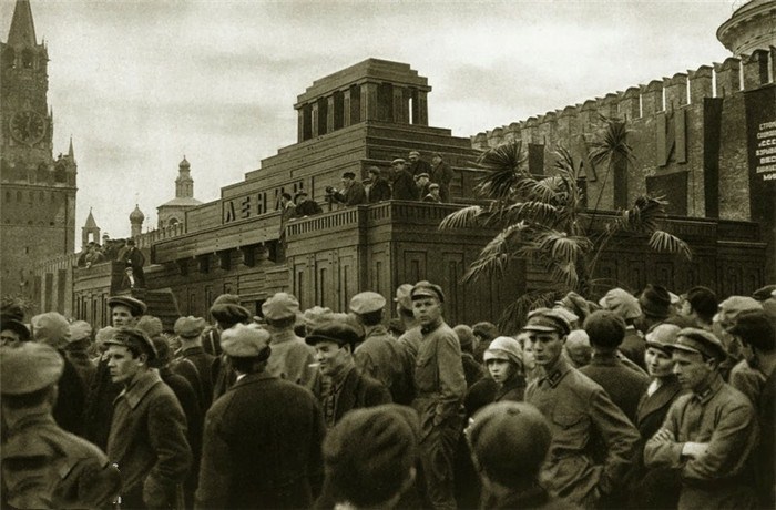 1920年,我国第一个共产主义小组成立,小组书记是