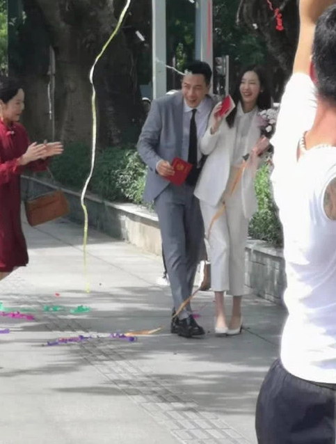 刘恺威陈都灵手举结婚证拍戏,被围观者称杨幂