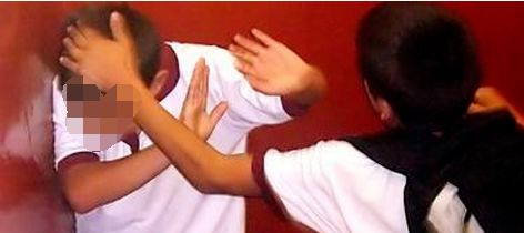 母亲一松手,昆明大学生跳下10楼,校园霸凌到底是不是让他崩溃的元凶？