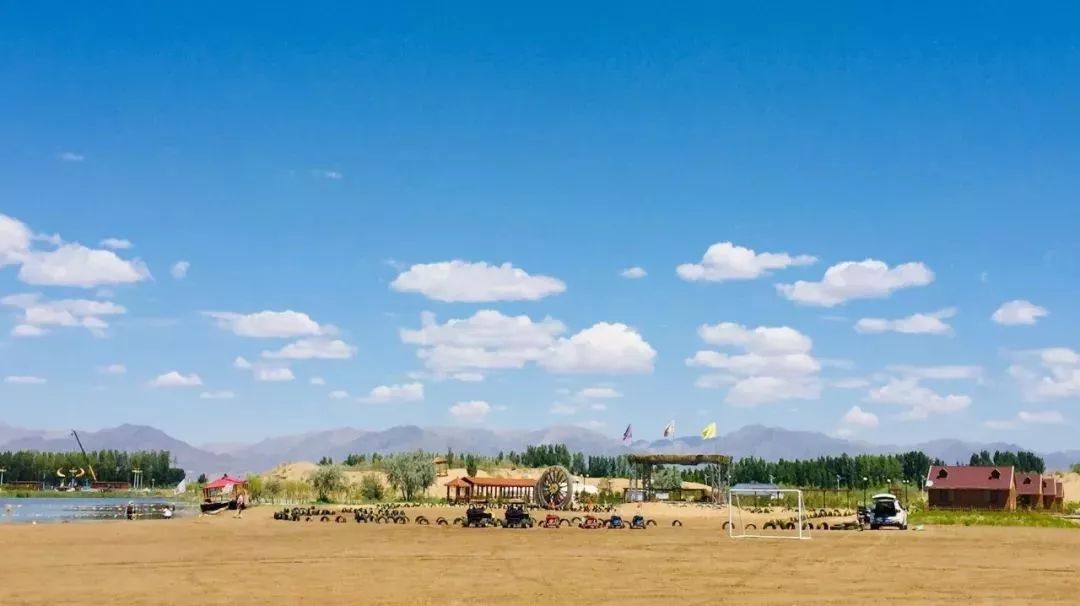 旅游区位于八大沙漠之一乌兰布和沙漠最东端,巴彦淖尔市杭锦后旗