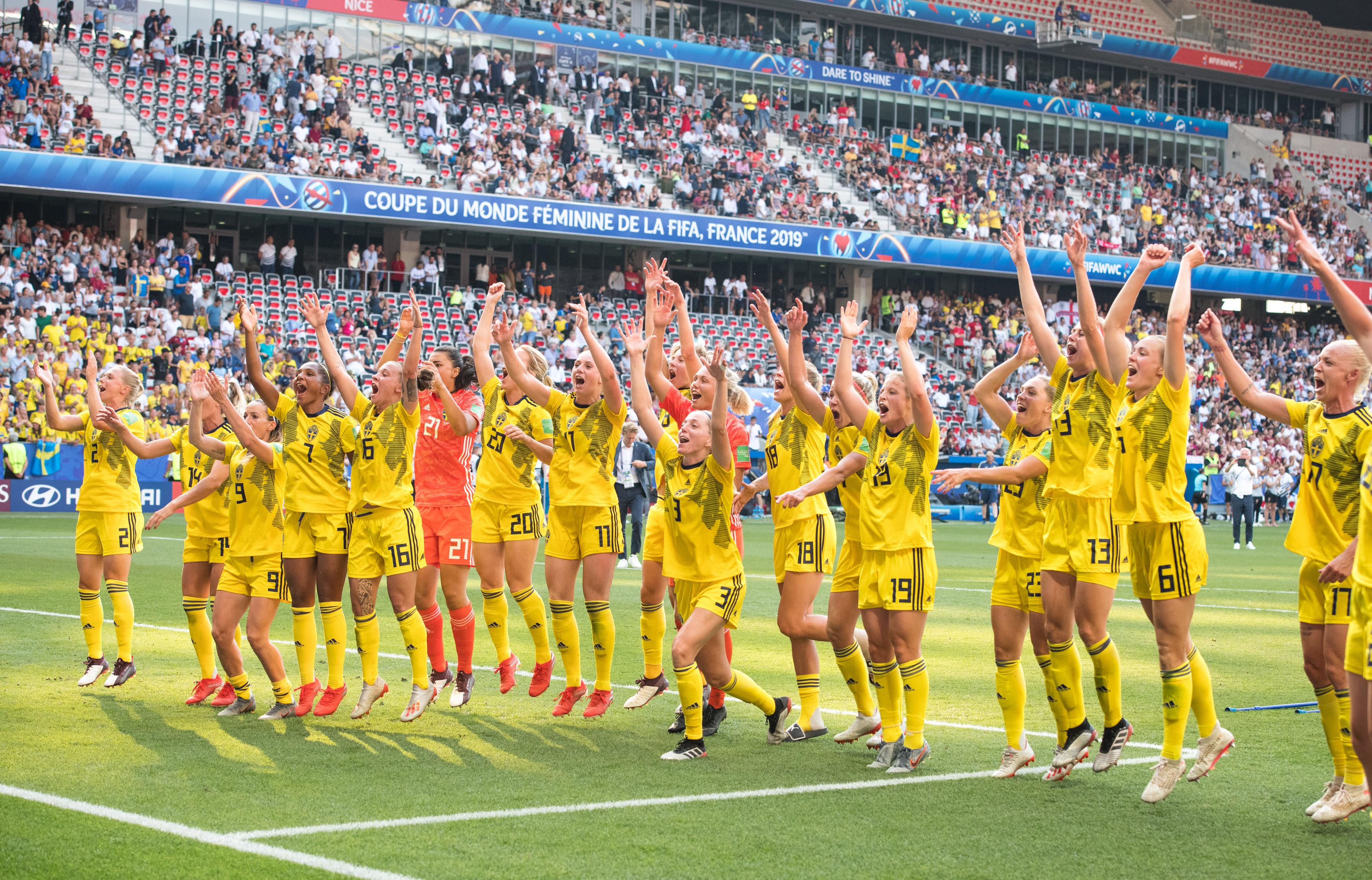 足球——季军争夺战:瑞典夺得季军