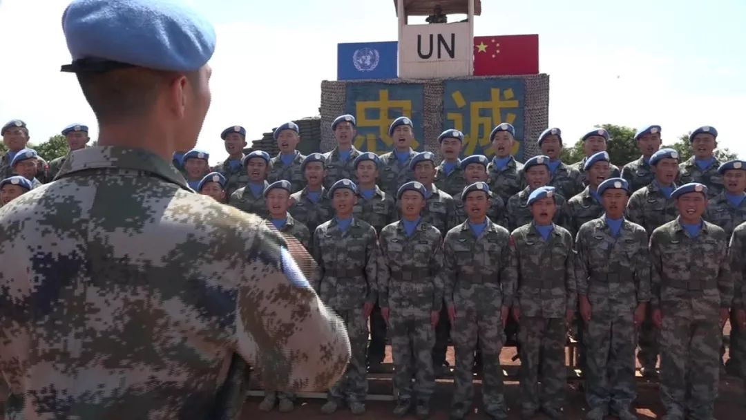 在北京延庆,部队官兵与老人倾心交谈,聆听他们的战斗事迹.