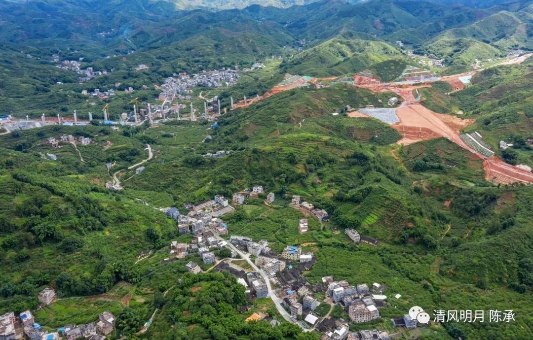 金林隧道起于茂名信宜钱排镇梭垌村,止于信宜白石镇金林村,全长约3466