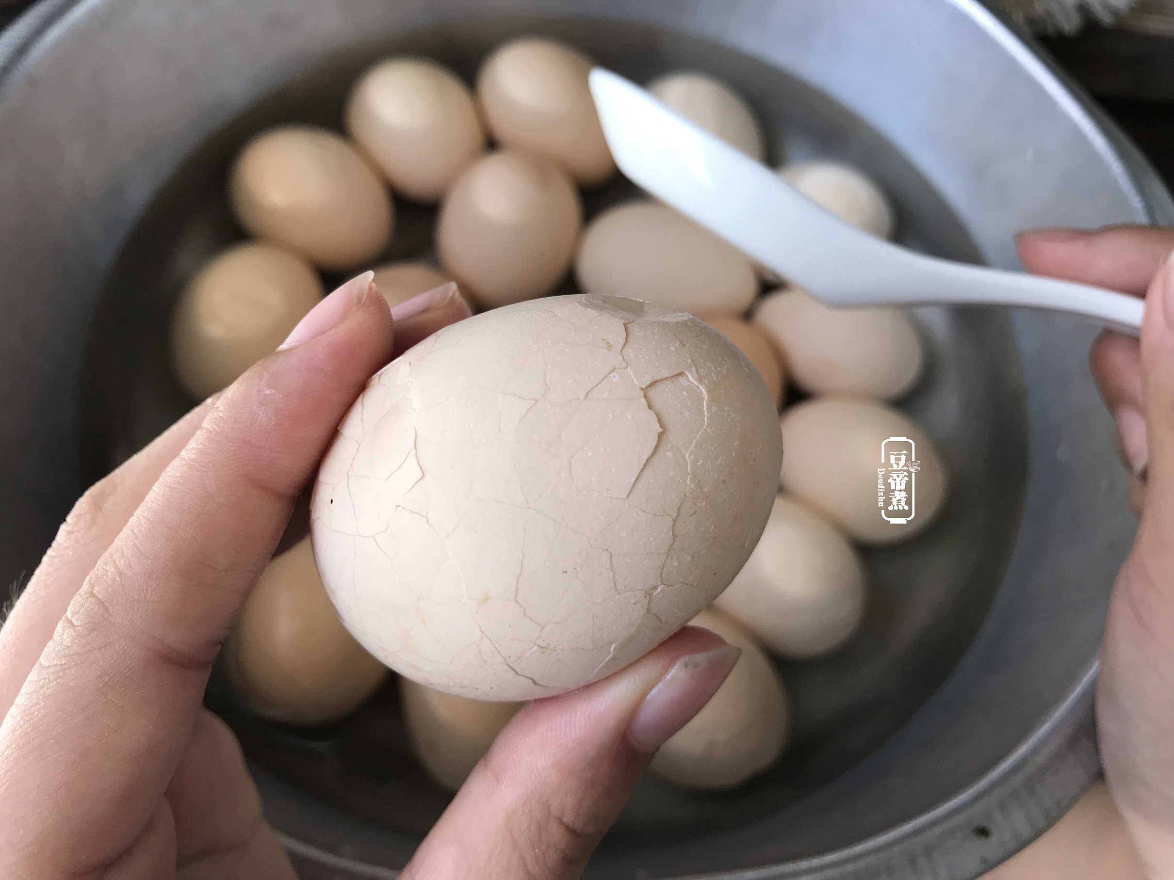 怎么煮茶叶鸡蛋好吃窍门 3043f8b80f4443bfa659cb6387ae44b7.jpeg