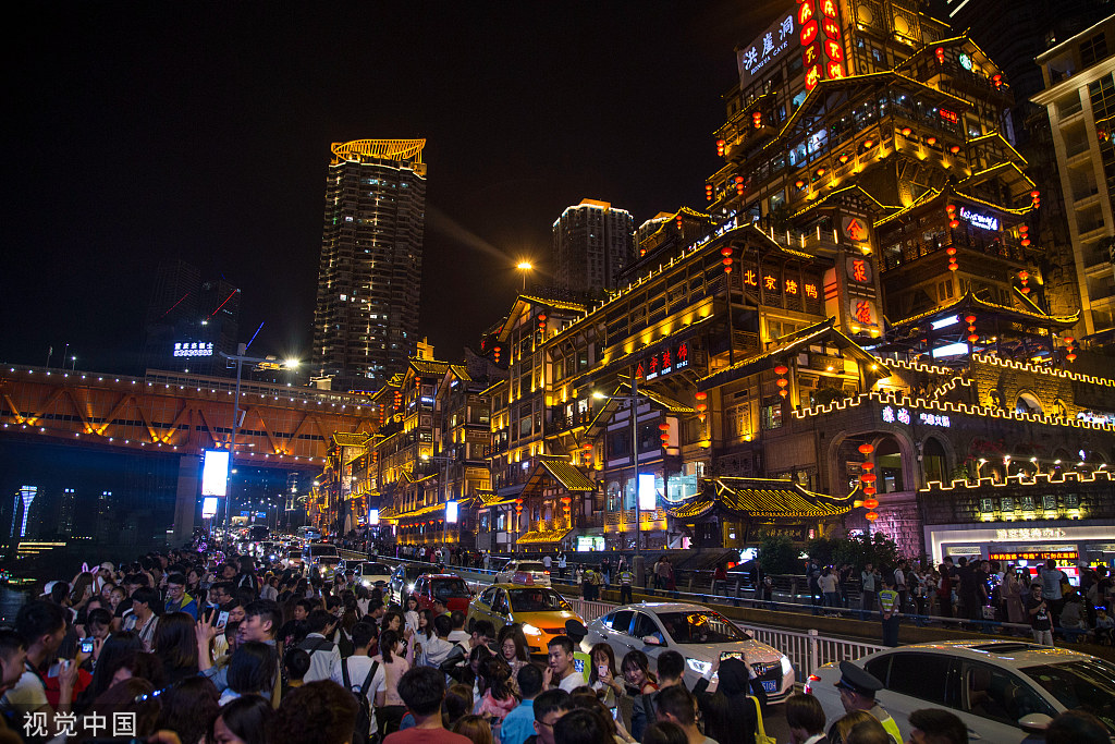 2019年5月3日,重庆,游客在洪崖洞景区拍照打卡.图片来源:视觉
