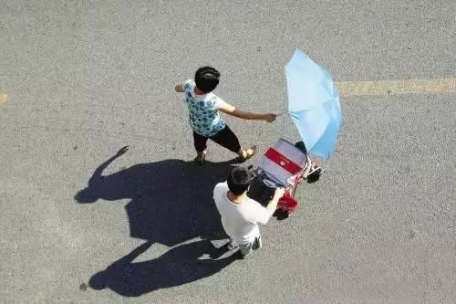                     男童碰到它后手烫掉层皮！这些夏季常见的“街头凶手”一定要远离