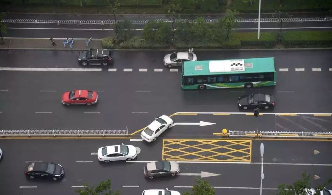 "借道左转"走错两次,驾照重考!