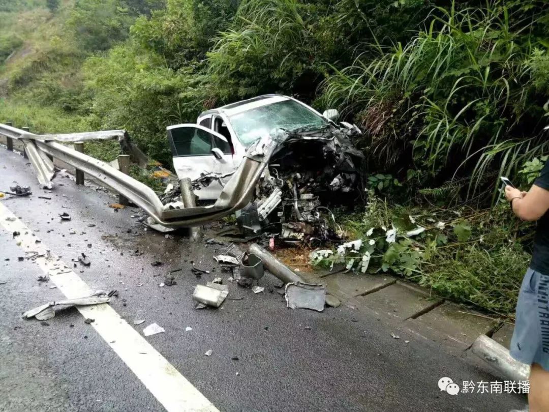 安江高速黄平境内今天发生车祸 肇事车损毁严重 还好人没多大事!