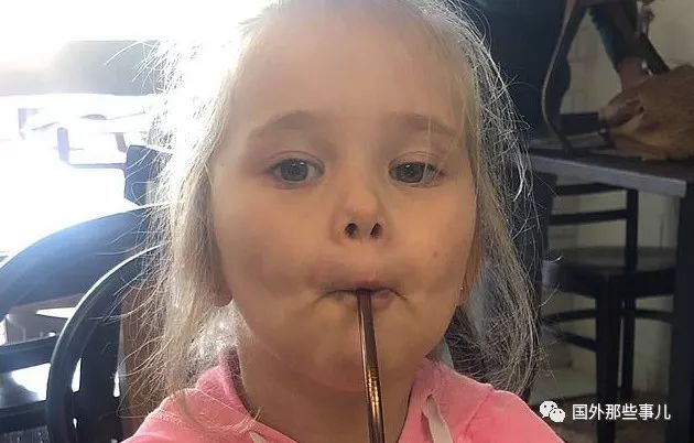                     原创            妈妈无意中开闪光灯给女儿拍了一张照片 没想到因此救她一命