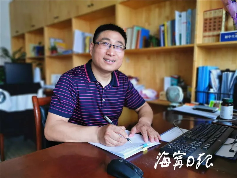 嘉兴有位男教师穿长衫上课,还独创一种教学法!