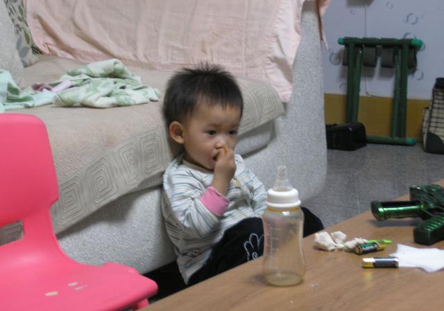                     2岁男孩双肾长满结石！医生坦言：这2种辅食添加过早