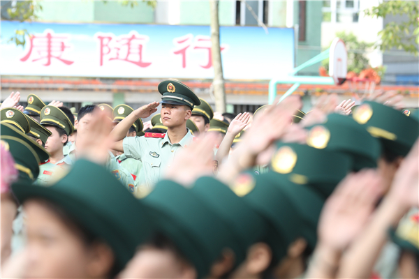 武警钦州支队：联合驻地小学纪念全民族抗战爆发82周年