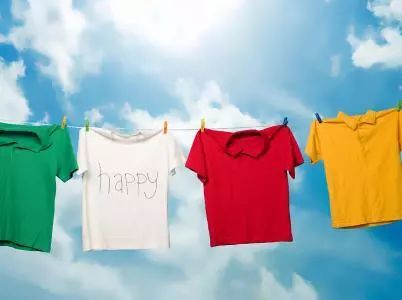                     原创            家里婴儿的衣物，是否要和大人的衣服分开洗？为什么？