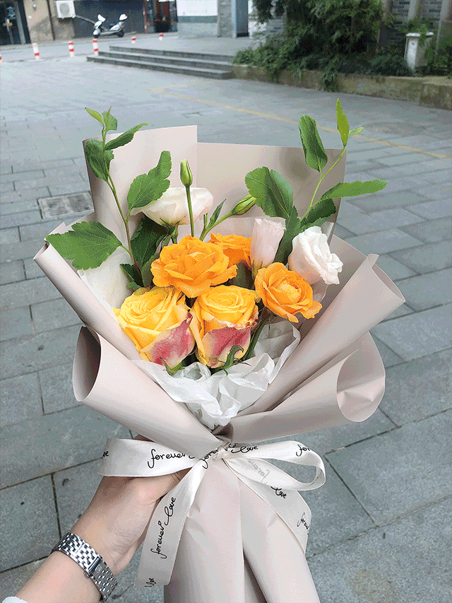 只是为了愉悦自己 无论是下班回家的路上 来到花店买上一束鲜花 生活