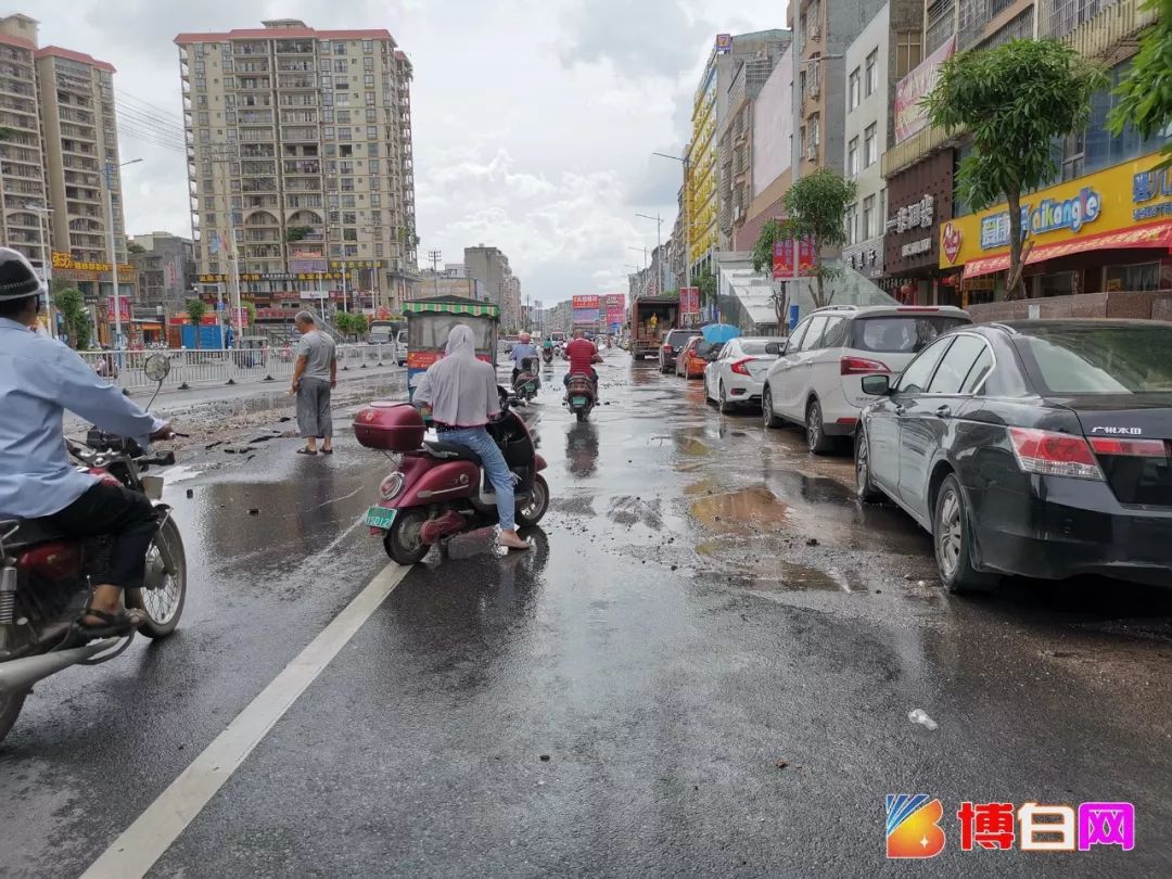 今天下午,博白锦绣东路水管爆裂,水流一地,地下步行街