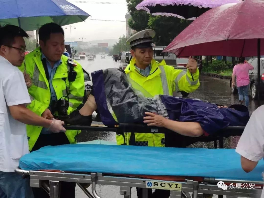 永康这个交警蜀黍太有爱了!为交通事故的伤者撑伞半个多小时