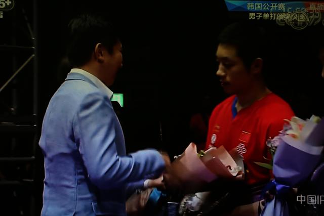 韩乒协主席为马龙许昕颁奖总背对镜头 他也成了不懂球的胖纸_柳承敏