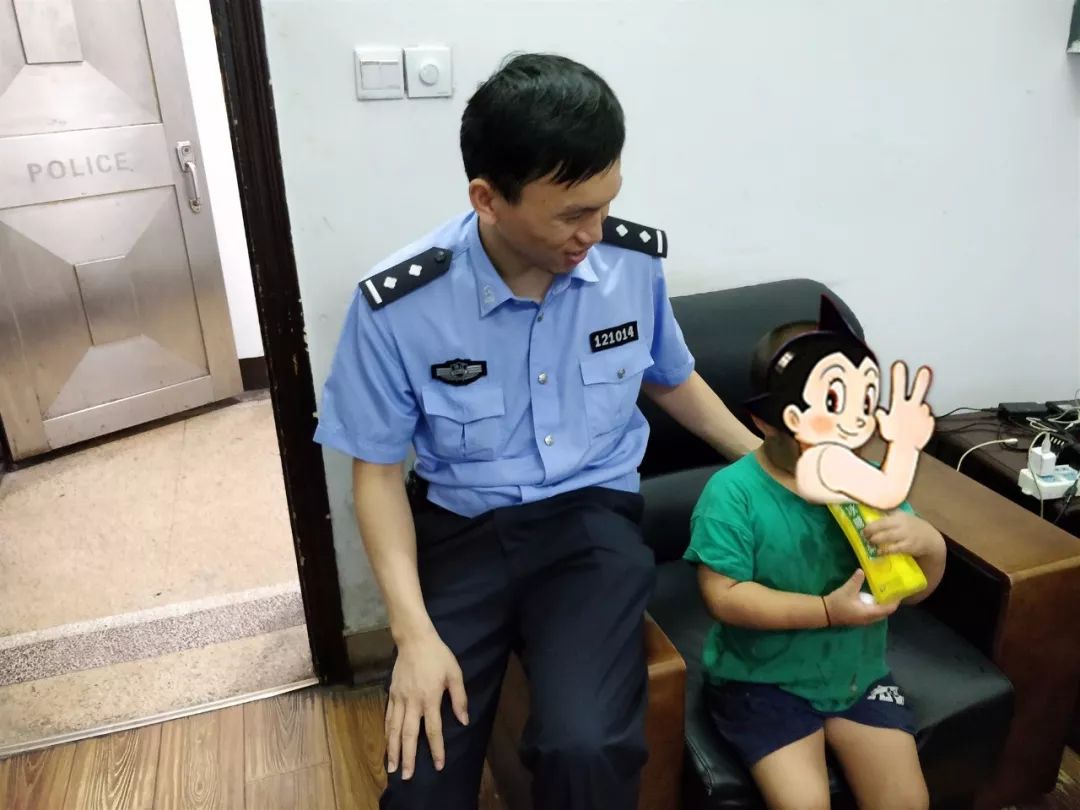晚上六点左右,孩子的爷爷赶到派出所,确认无误后,陈警官反复叮嘱一定
