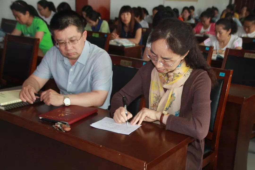 7月1日,乌兰浩特市第十二中学刘海平校长带领骨干教师团队远赴苏州