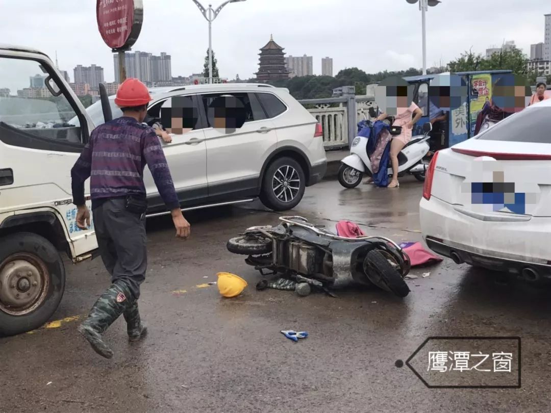 昨天鹰潭大桥上发生一起车祸,交通严重拥堵!