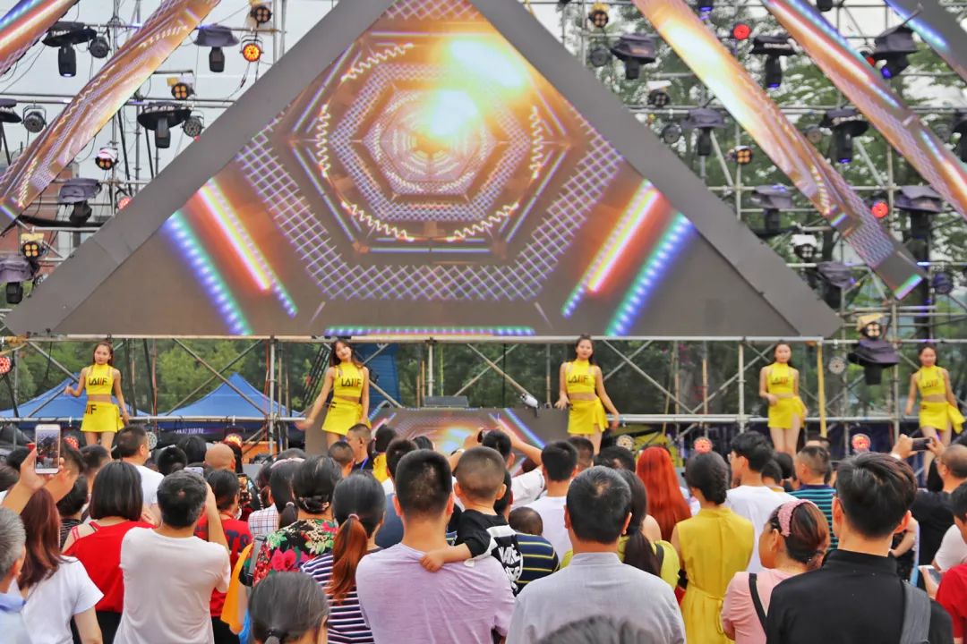 精彩!电音啤酒节巴城火爆开幕 千人齐聚嗨爆现场