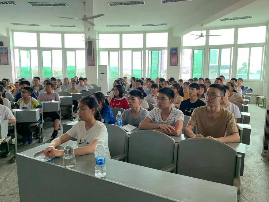 威远中学高一新生开课了?