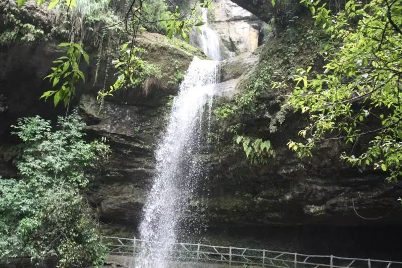 驰骋玻璃水滑道,观赏地心大瀑布,万众期待的巴王水寨景区今日开门迎客