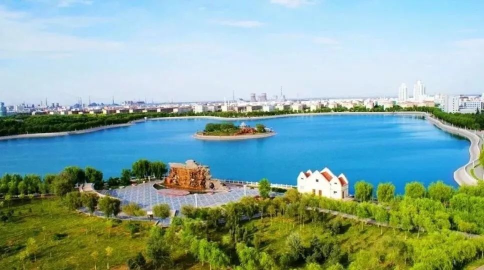 嘉峪关迎宾湖旅游园区,位于嘉峪关市区西侧,园区以城市活动游憩,民俗