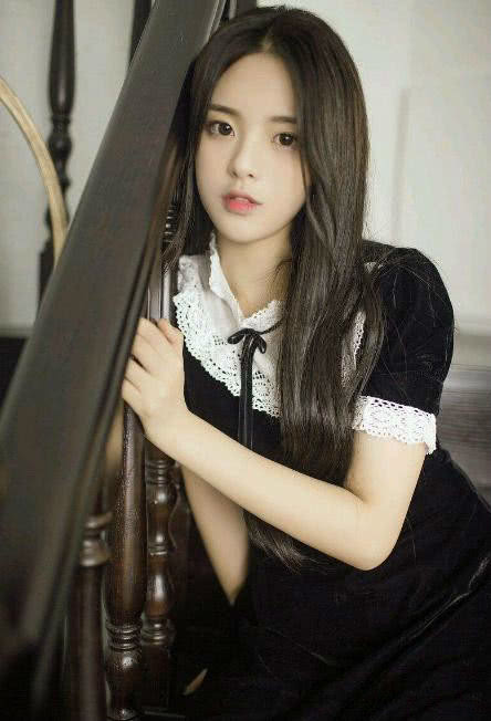 本以为杨超越是娇小女生,直到看她穿红裙子,真实身材骗了多少人