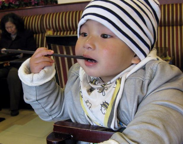                     2岁男孩双肾长满结石！医生坦言：这2种辅食添加过早