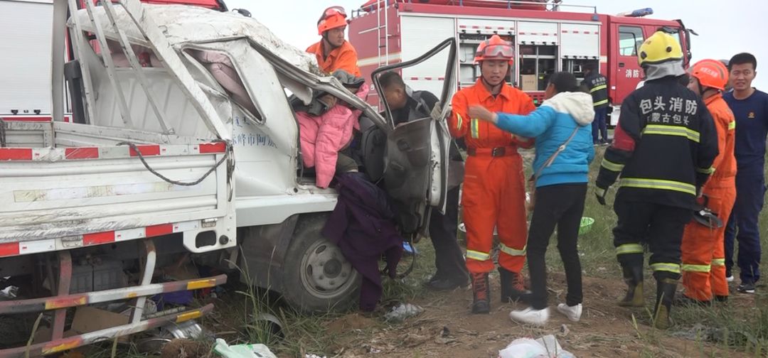 接警后,固阳中队立即出动2车8人前往车祸现场.