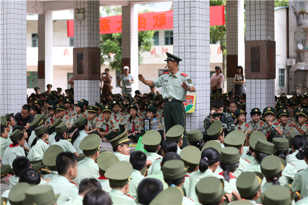 武警钦州支队：联合驻地小学纪念全民族抗战爆发82周年