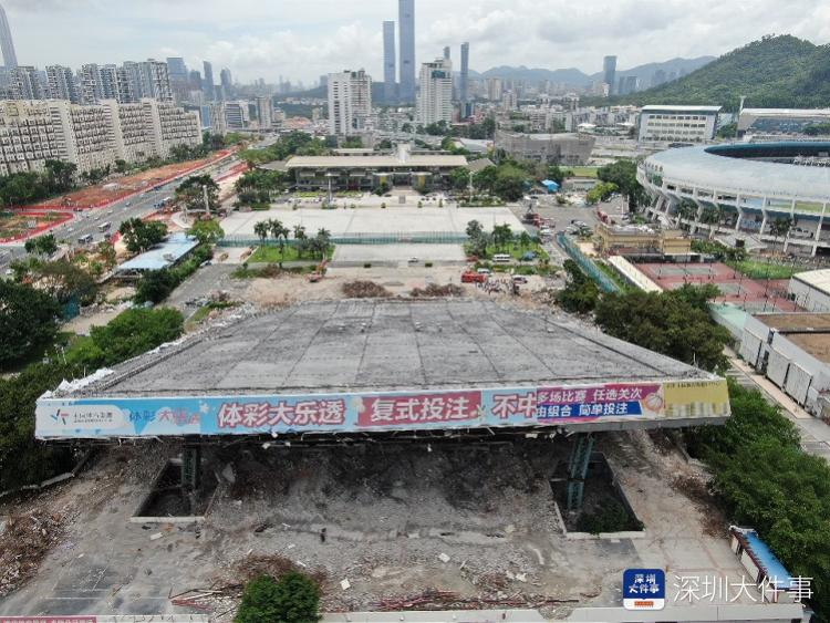 深圳市体育中心体育馆发生坍塌,南都记者无人机拍到场馆内部照片