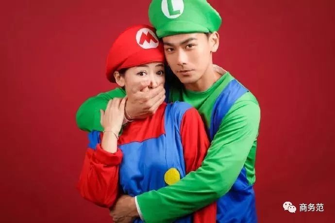 奚梦瑶何猷君领证了,证件照却惨遭PS…明星结