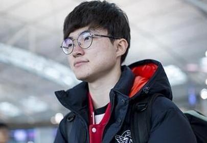 faker直播看LCK美女主持,偷偷按下视频暂停:诶