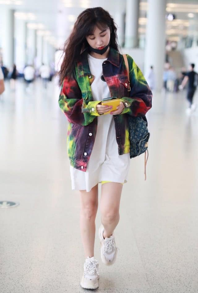被李菲儿的精修图骗了好久,离开p图后暴露真实腿型,网友笑了