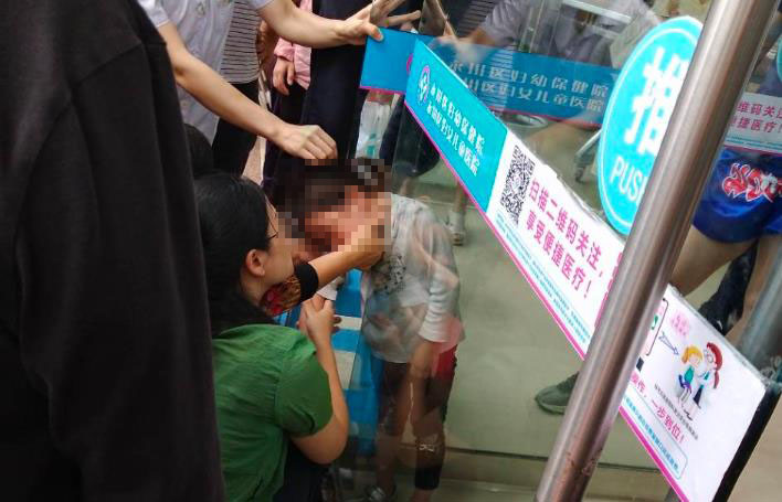                     看着心疼！重庆一女孩被医院大门卡住脖子