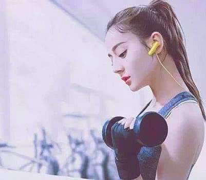迪丽热巴健身照曝光,一身大汗也掩饰不了完美身材,网友:美炸了