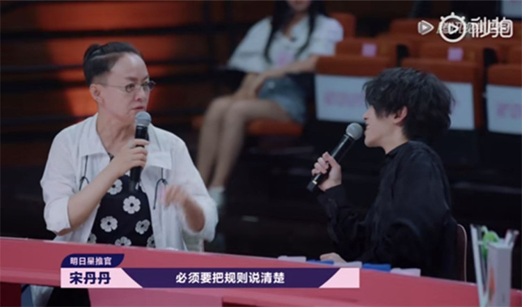 明日之子考场现争议，宋丹丹要网上“约架”，华晨宇向“丹妹”认错