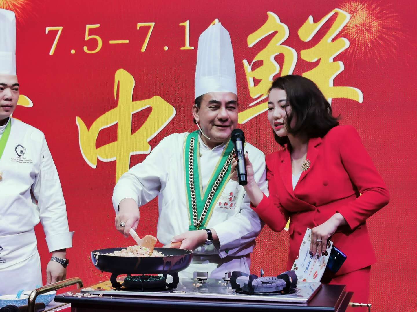 香港食神戴龙专程打卡海港海中鲜海鲜广场